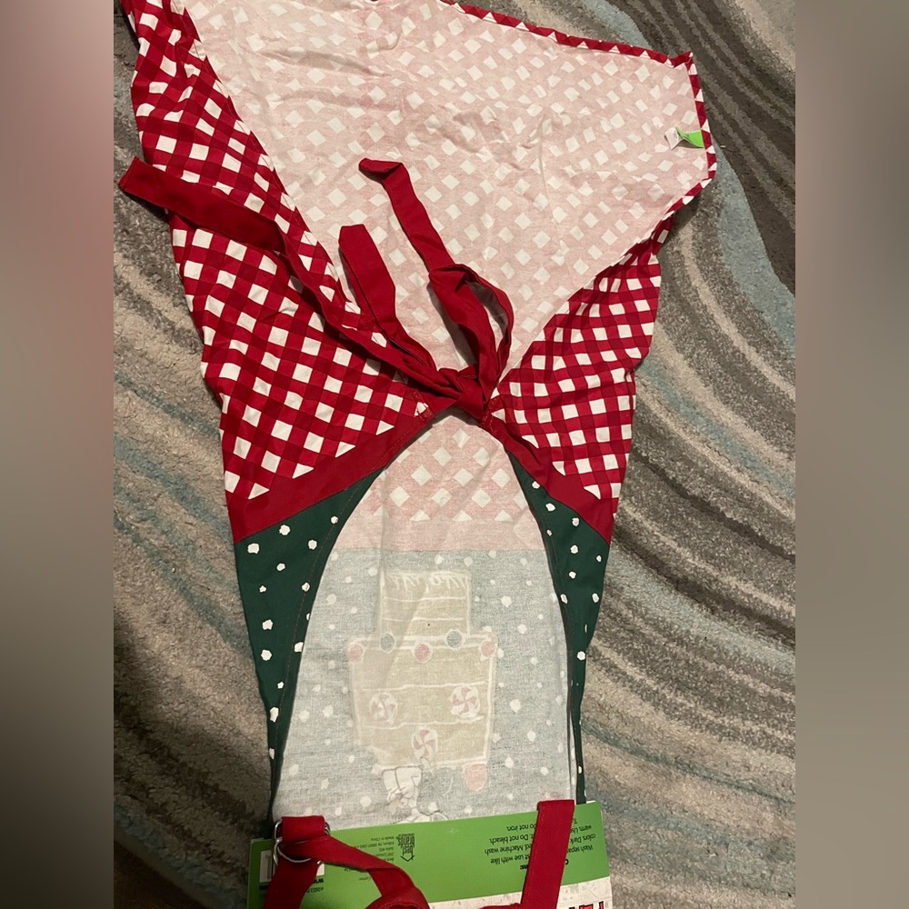 Peanuts Festive Apron with Red and Green Checkered Design - Picture 4 of 5